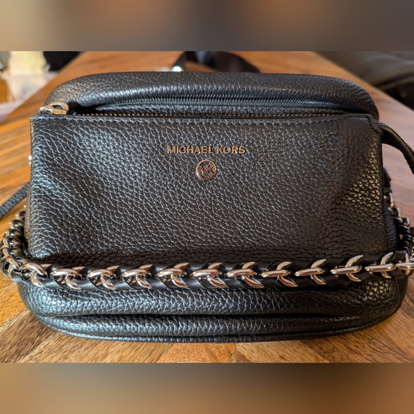 MICHAEL KORS Slater Medium Black Sling Pack - Picture 1 of 2